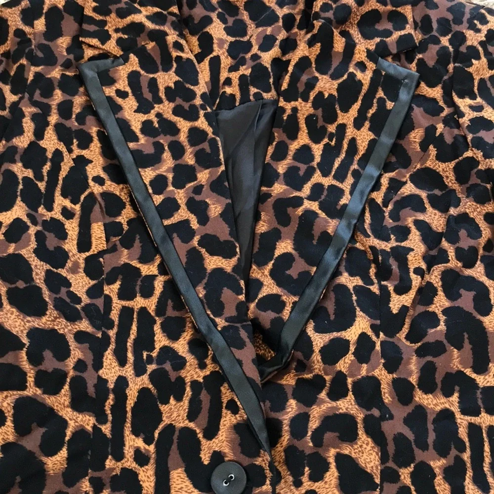 NWOT! 🐆Leopard Print Suit Jacket🐆 Size XS - Picture 3 of 5
